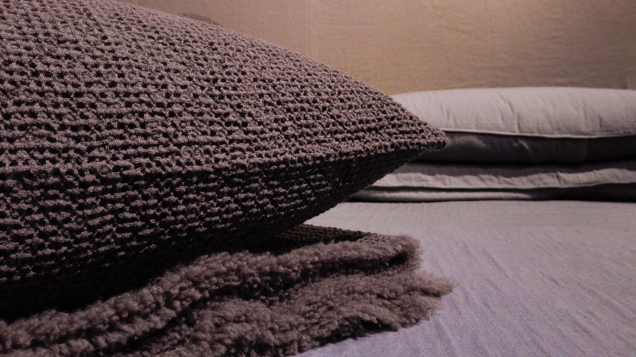 Cuscinetti in lana e plaid per il letto Society
