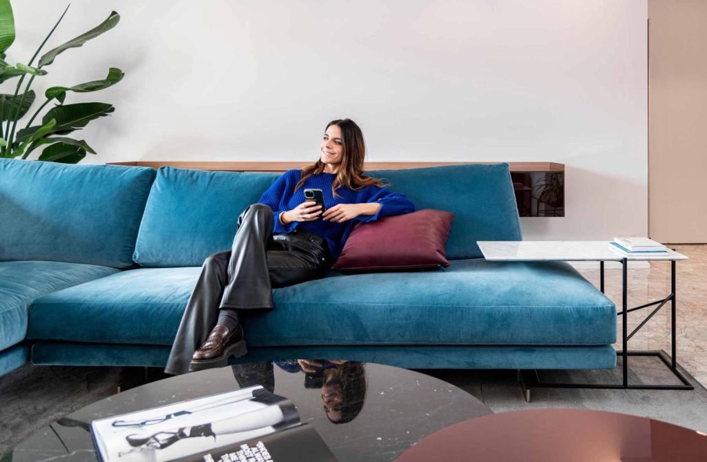 Salon de design by BertO Alessandria: Eva Squillari assise dans le canapé Dee Dee.